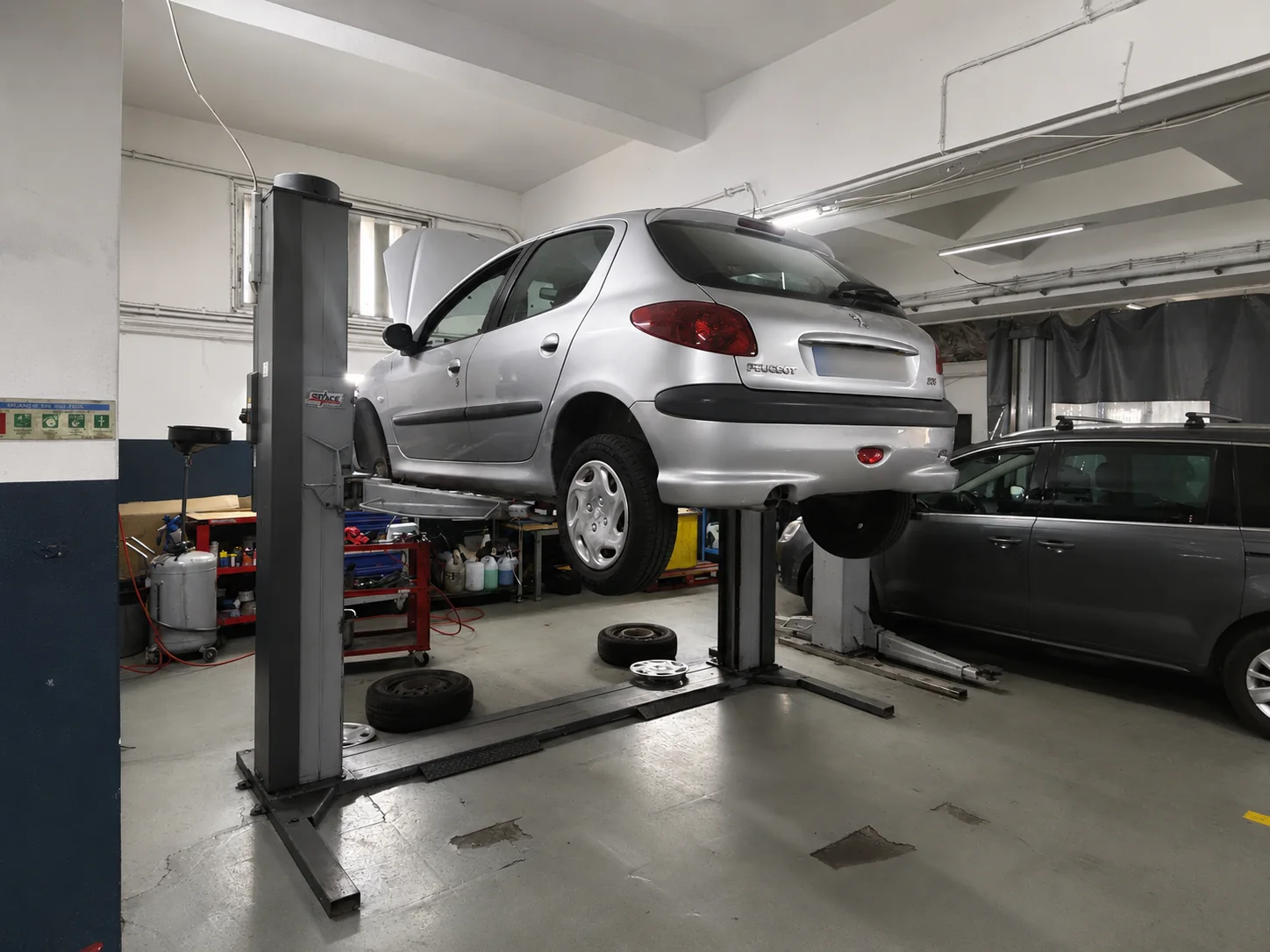 Zona técnica da oficina Rujoficar